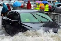 暴雨天司机积水路段涉水行使出险拒赔，法院认定该情况尽快驶离符合常理须赔