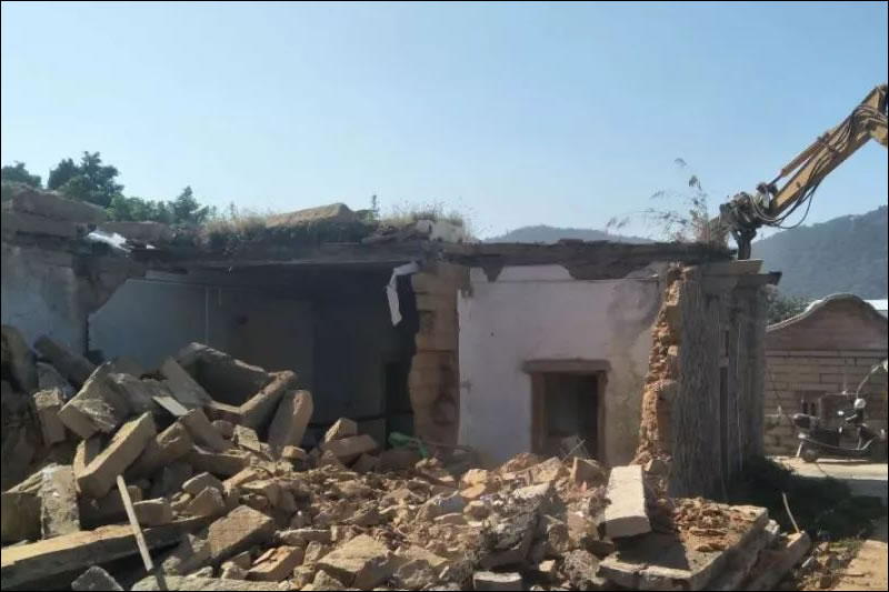 县政府委托镇政府村委会实施具体补偿安置工作，与被征收人签订房屋安置协议法律责任由其承担