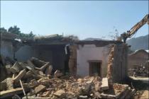 县政府委托镇政府村委会实施具体补偿安置工作，与被征收人签订房屋安置协议法律责任由其承担