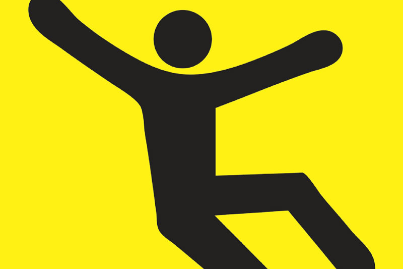 地滑致人摔伤遭索赔，酒店担70%赔偿责任