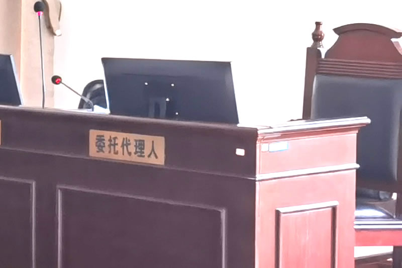 原告出庭人不符合委托诉讼代理规定，应当视为未到庭参加诉讼按撤诉处理