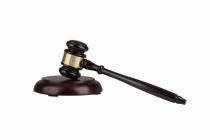 否认原告所提供书证中签字真实性，法院可将举证责任分配给被告一方