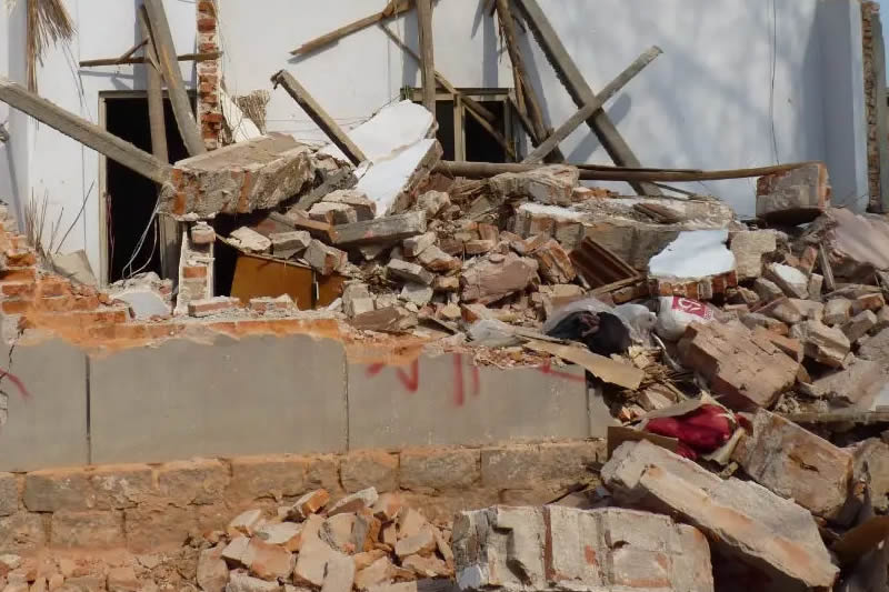 在被征收房屋产权存在争议的情况下，征收部门不宜与任何方签订补偿协议