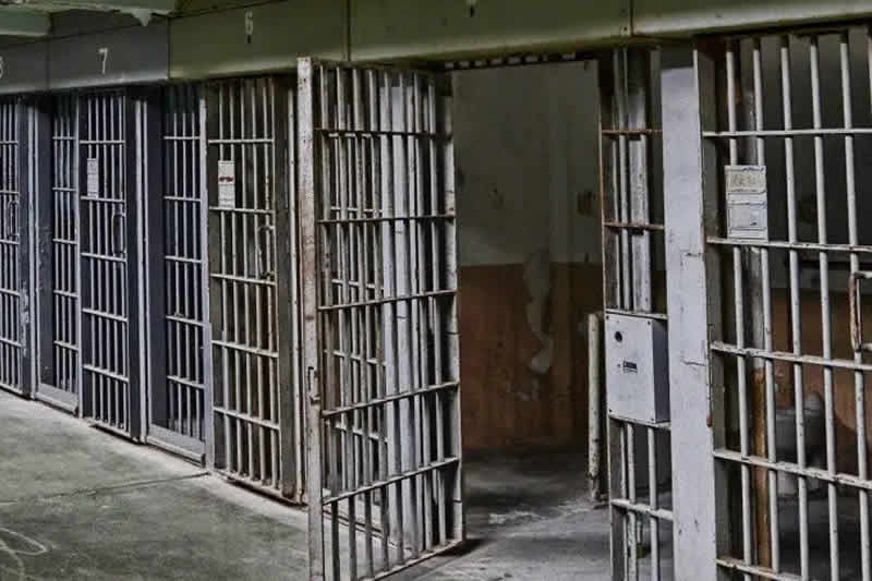 通过集体讨论会议两次违规减轻处罚，市场监管局长被判滥用职权罪受贿罪