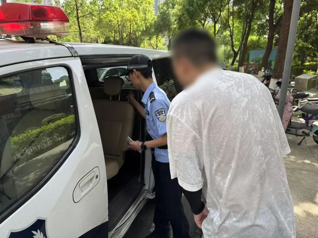 “法官，发现被执行人了，在茶馆！”